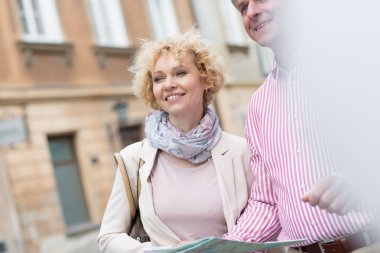 Şehirde haritası olan çift