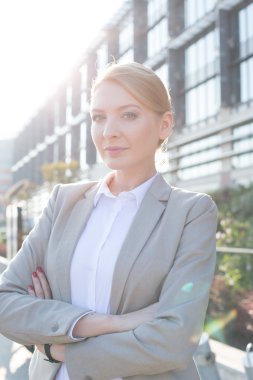 Cep telefonu kullanan iş kadını