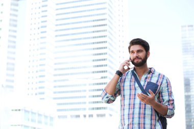 gülümseyen adam el hareketi