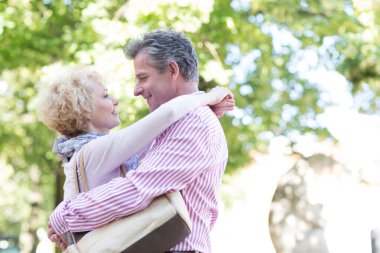 Orta yaşlı çift kucaklayan