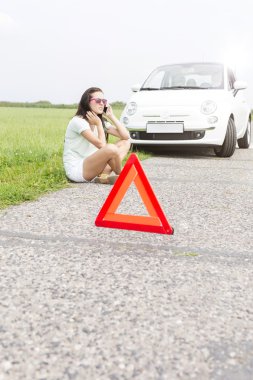 Cep telefonu kullanan kadın