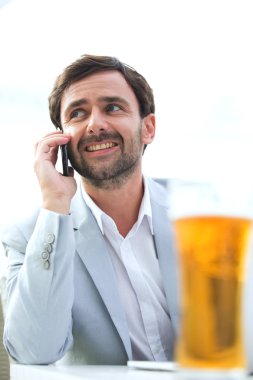 Cep telefonu kullanan iş adamı