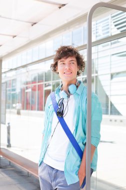 Düşünceli adam uzakta arıyor