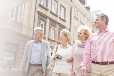 Yürürken konuşan arkadaşlar