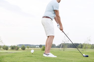 Golf oynayan adam.