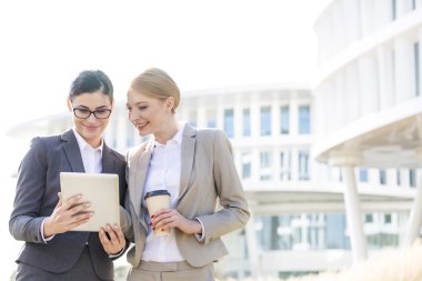 İş kadınları dijital tablet kullanıyor