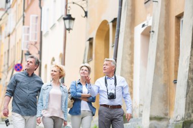 Yürürken konuşan arkadaşlar