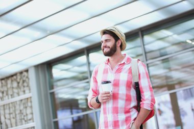 adam holding tek kullanımlık Kupası