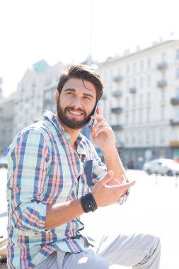 uzağa bakarak gülen adam