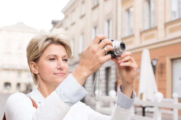 Mujer fotografiando a través de cámara digital — Foto de Stock