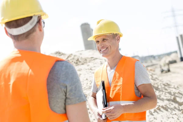 Supervisor discutiendo con colega — Foto de Stock