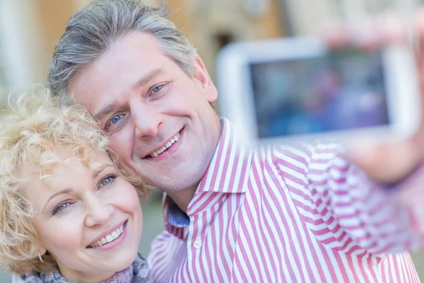 Casal tirando selfie — Fotografia de Stock