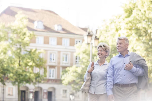 Couple walking in city — Stock Photo, Image