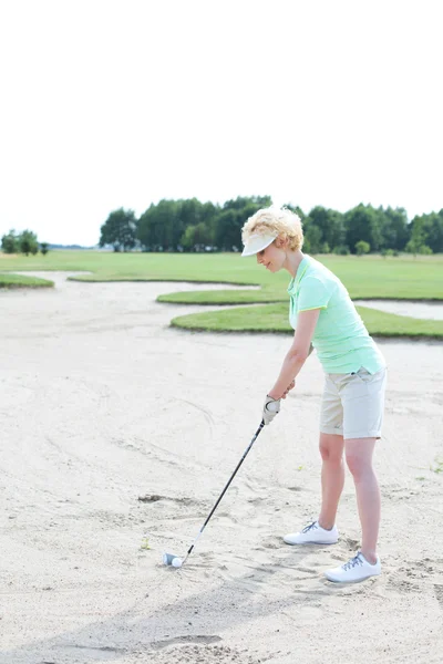 Vrouw golfen — Stockfoto