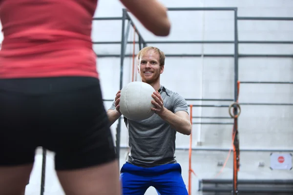 Man throwing medicine ball — 图库照片