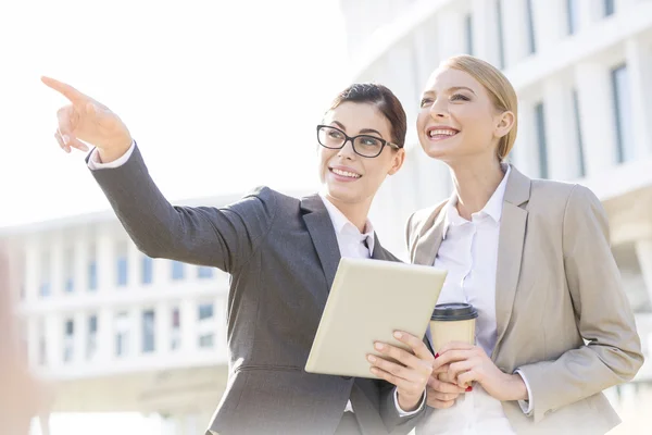 Businesswoman showing something to colleague — Stock Photo, Image
