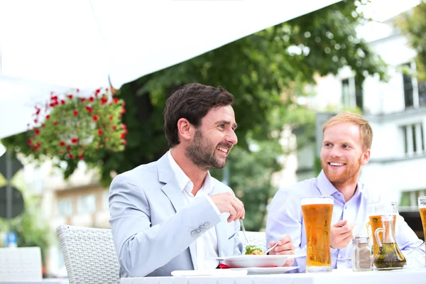 Geschäftsleute mit Essen — Stockfoto