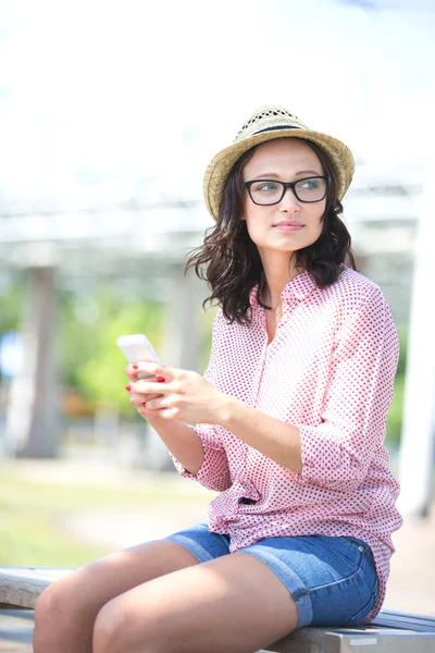 Žena držící mobilní telefon — Stock fotografie