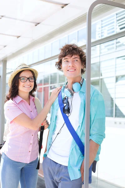 Sonriente pareja mirando hacia otro lado — Foto de Stock