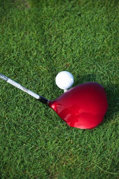 Golfschläger schlägt Ball — Stockfoto