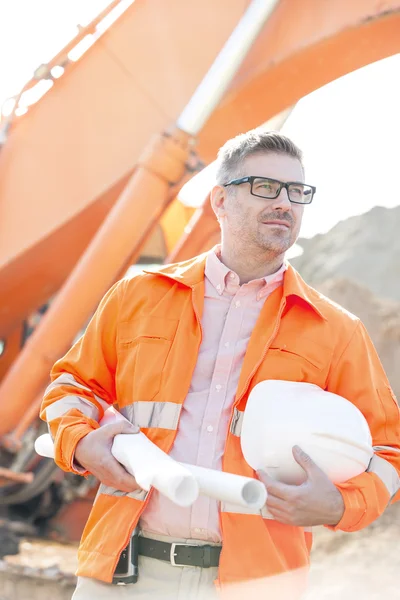 Architect holding hardhat — Stok fotoğraf