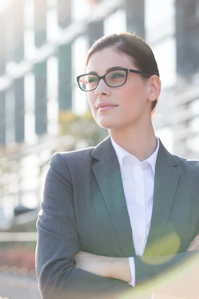 Standing businesswoman skrzyżowane ręce — Zdjęcie stockowe