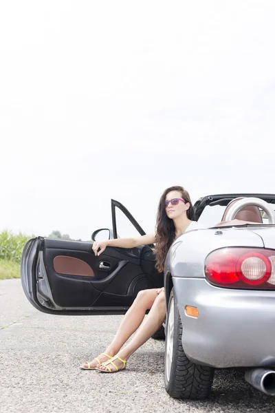 Vrouw zitten in een convertible — Stockfoto