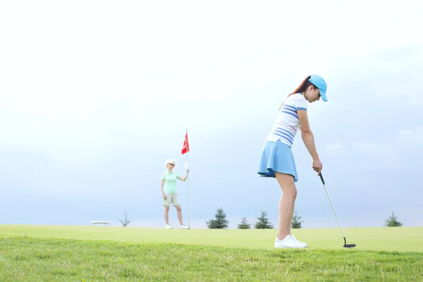 Mujer jugando al golf — Foto de Stock