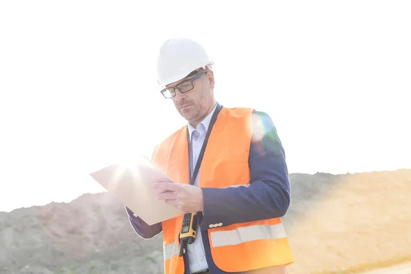 Supervisor reading clipboard — Stockfoto