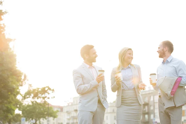 Businesspeople with disposable cups talking — Stok fotoğraf