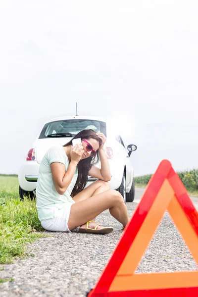 Frau benutzte Handy — Stockfoto