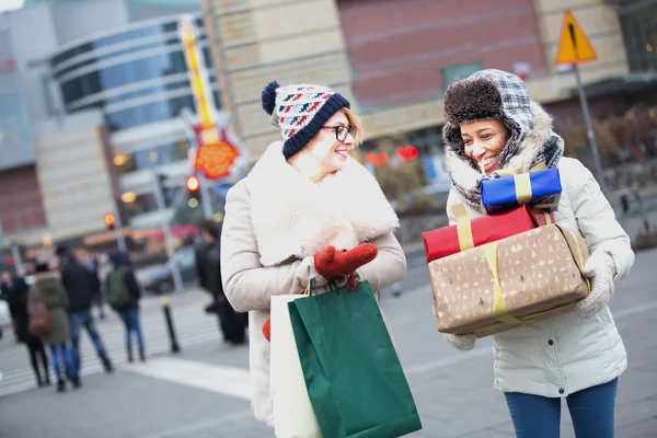 Frauen mit Geschenken und Einkaufstaschen — Stockfoto