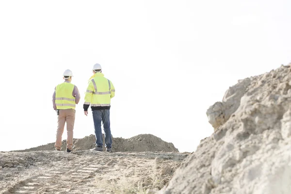 Supervisors standing at construction site — Stock Photo, Image