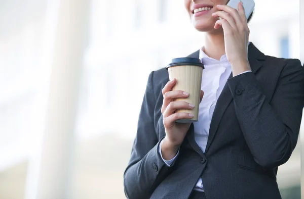 Zakenvrouw die mobiele telefoon gebruikt — Stockfoto