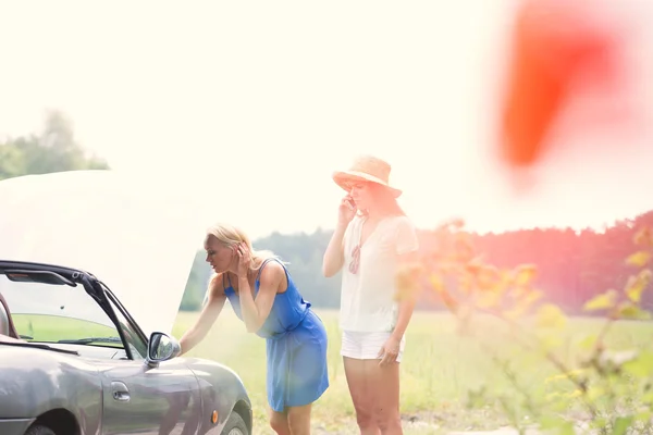 Žena používající mobil — Stock fotografie