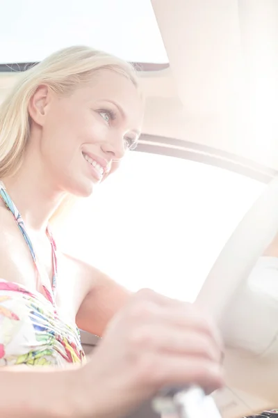 Mujer feliz conduciendo coche — Foto de Stock