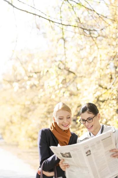 Affärskvinnor läsa tidningen — Stockfoto