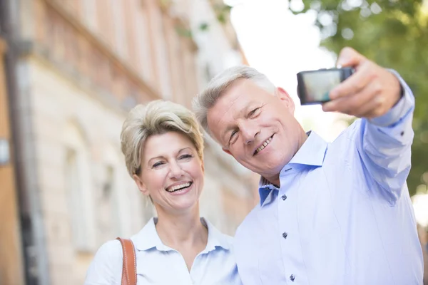 Couple taking self portrait outdoors — Stockfoto