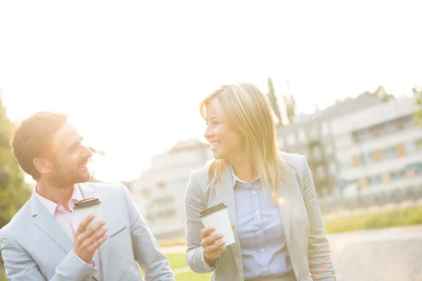 Business couple conversing — Stock fotografie