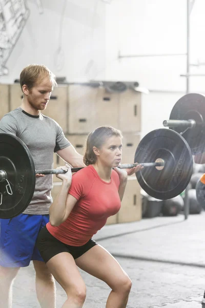 Man assisting woman — Stockfoto