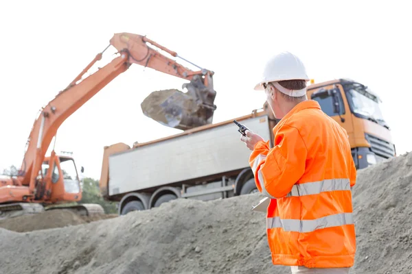 Arquitecto usando walkie-talkie — Foto de Stock