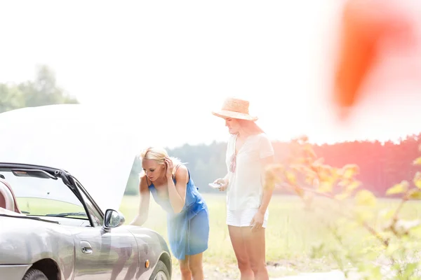 朋友修理抛锚的汽车 — 图库照片