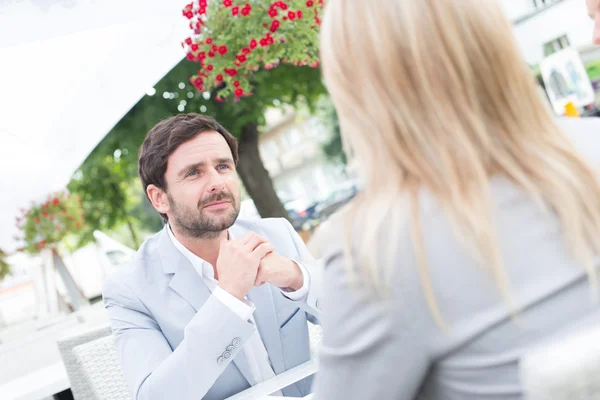 Businessman sitting with female colleague — Stock Photo, Image