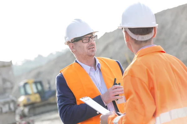 Arquitectos discutiendo en el sitio de construcción —  Fotos de Stock