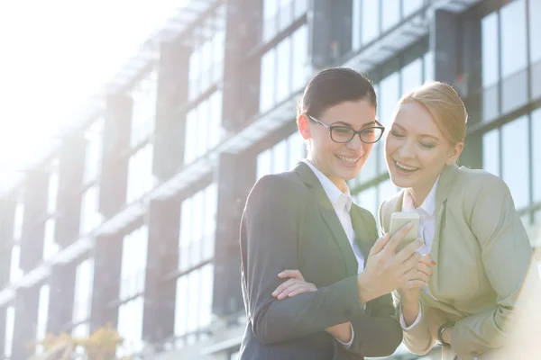 Vrouwelijke ondernemers met behulp van slimme telefoon — Stockfoto