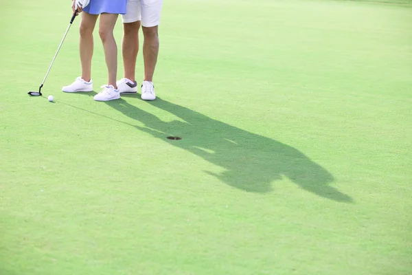 Couple jouant au golf au cours — Photo