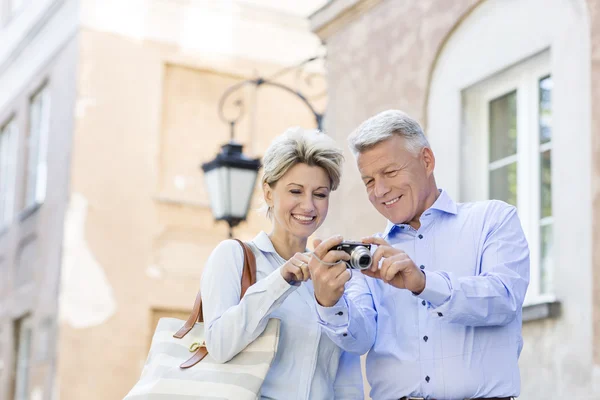 Couple looking at pictures — Stock Photo, Image