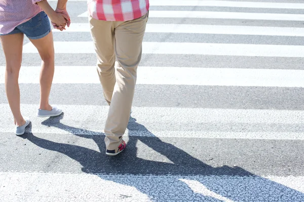 Couple walking on crosswalk — Stock Photo, Image