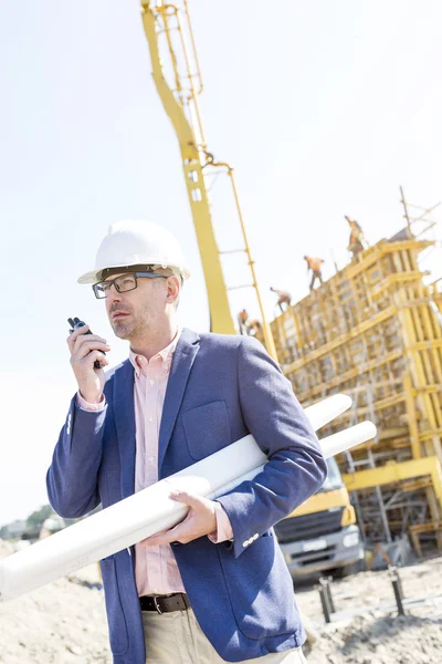 Supervisor using walkie-talkie — Stock Photo, Image