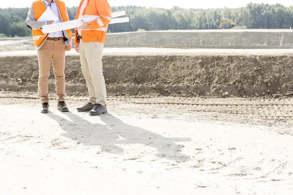 Ingenjörer med ritningar ständiga — Stockfoto